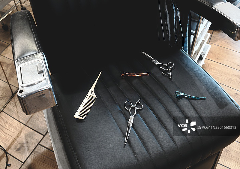 理发椅上的几件物品图片素材