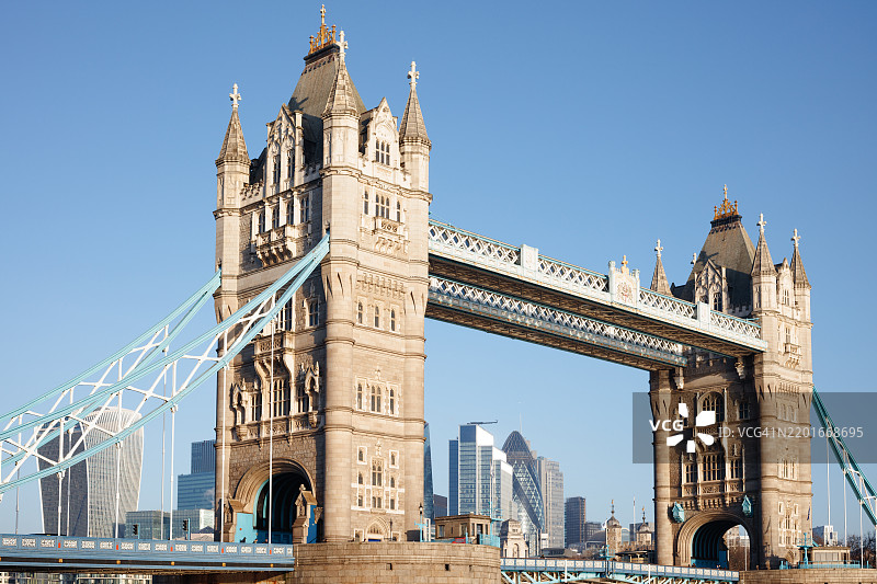 伦敦城市地标和日出时的天际线图片素材