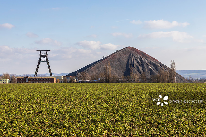 旧矿的井塔和废石堆图片素材