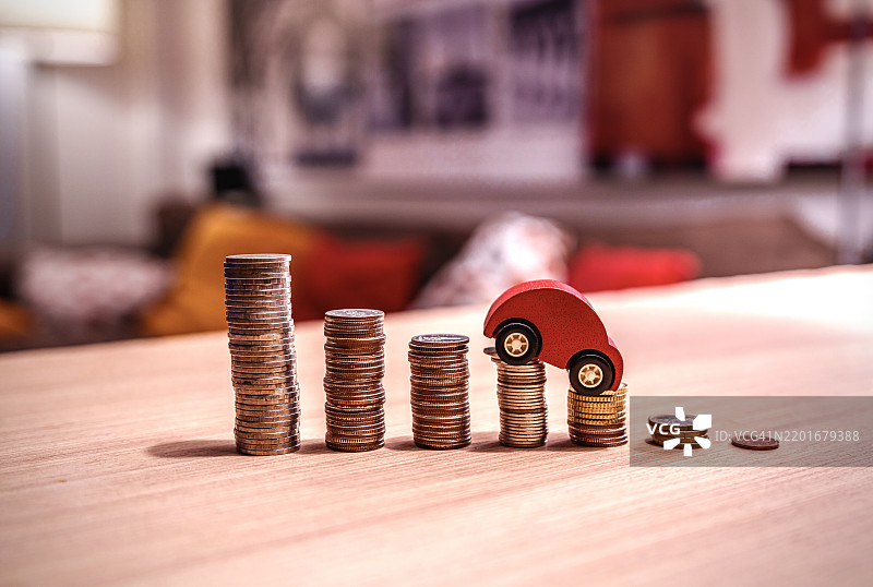 汽车市场的趋势是，销量开始下降。图片素材