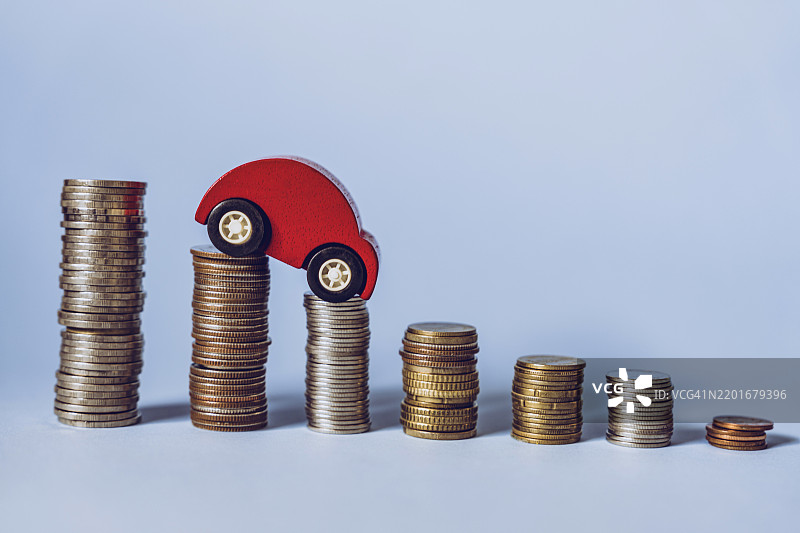 汽车市场的趋势是，销量开始下降。图片素材