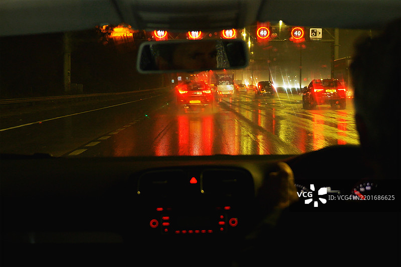 高速公路夜间驾驶图片素材