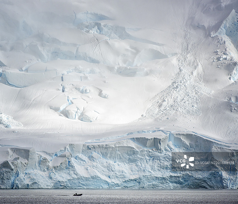 在南极米克尔森港，充气船展现出惊人的规模感图片素材