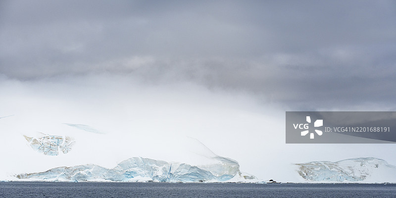 美丽的全景风光：南极米克尔森港的雪、云和水图片素材