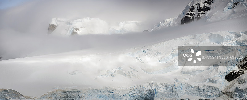美丽的云彩、雪和冰在米克尔森港图片素材