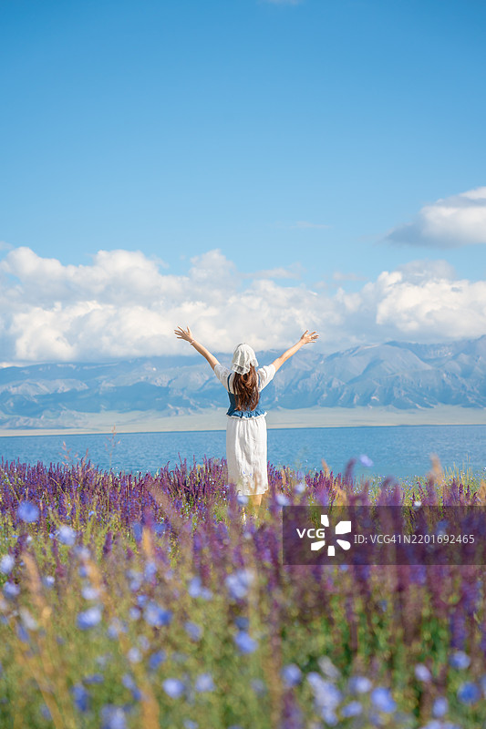 一位女性游客在中国新疆国家地质公园草原附近。图片素材