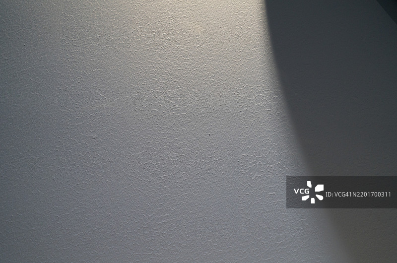 墙面上的细腻纹理与柔和阴影图片素材
