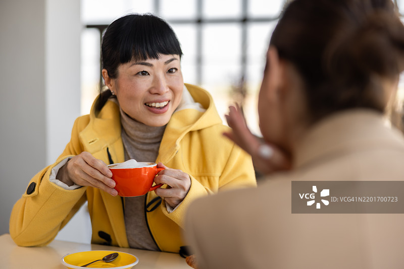 日本女性在咖啡馆与朋友一起喝咖啡图片素材