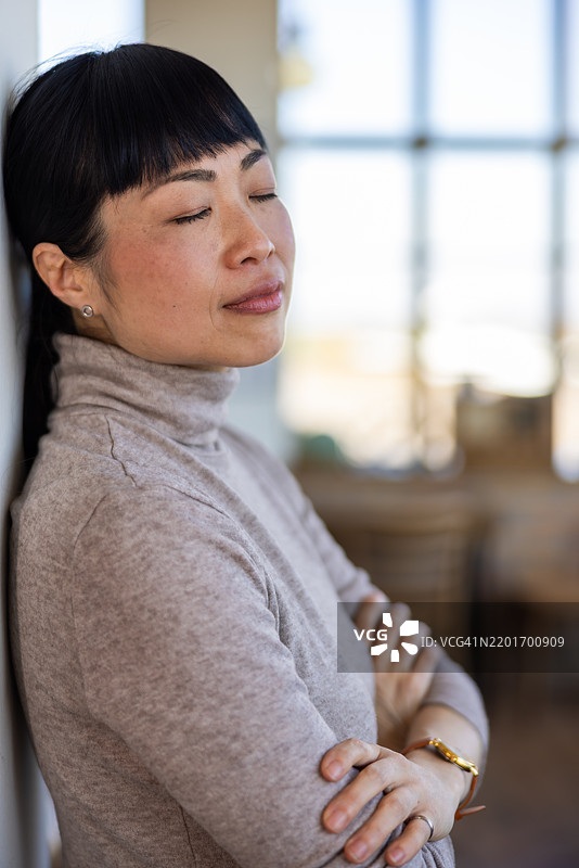 闭眼的日本女性图片素材