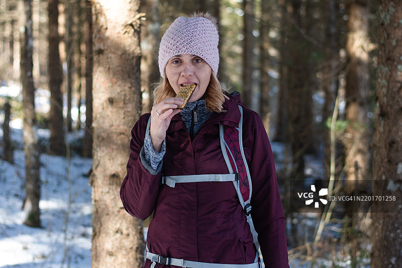 Snack supplement of cocoa and protein in front of mountains scenery图片素材