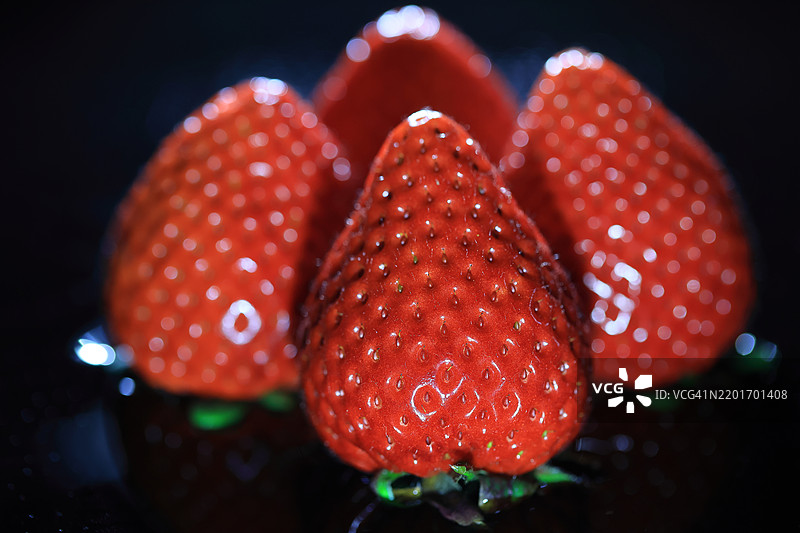 新鲜且非常甜的草莓图片素材