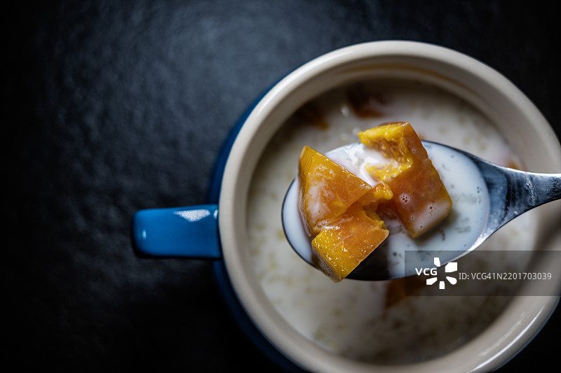 牛奶木瓜燕窝汤图片素材