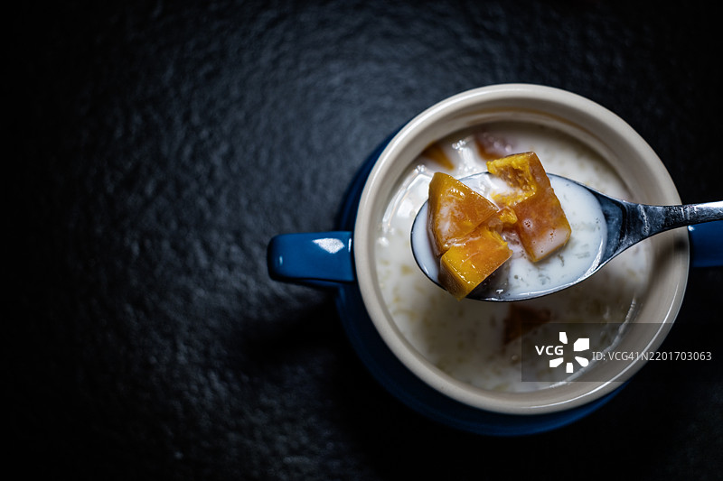 牛奶木瓜燕窝汤图片素材