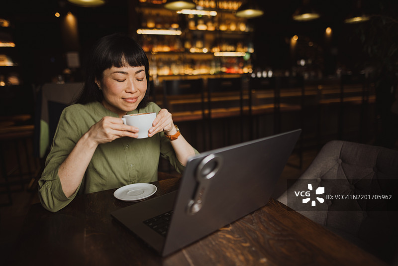 在咖啡馆里工作的女性使用电脑图片素材