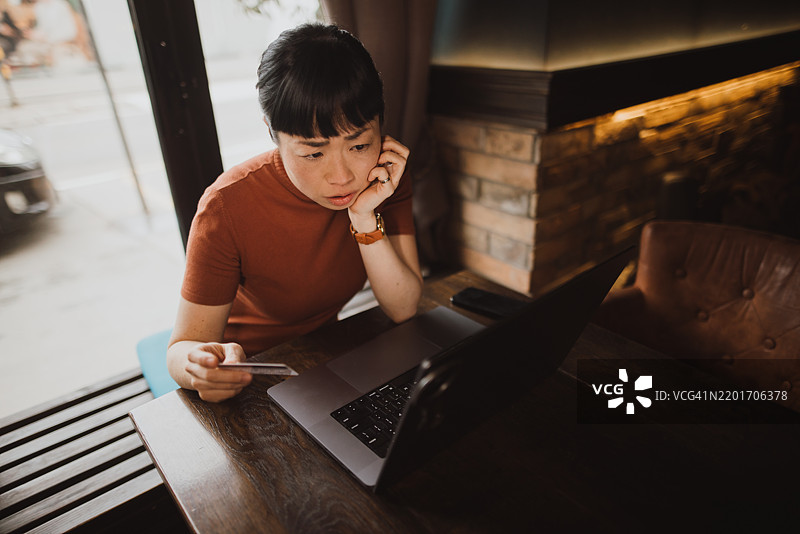 她的信用卡信息被盗了。图片素材
