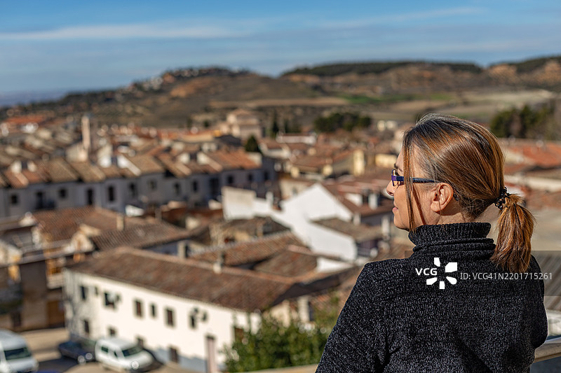 成熟的女性沉思于风景如画的钦琼景观图片素材