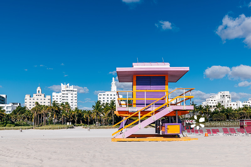 阳光明媚的南海滩，佛罗里达州迈阿密的紫色救生塔图片素材