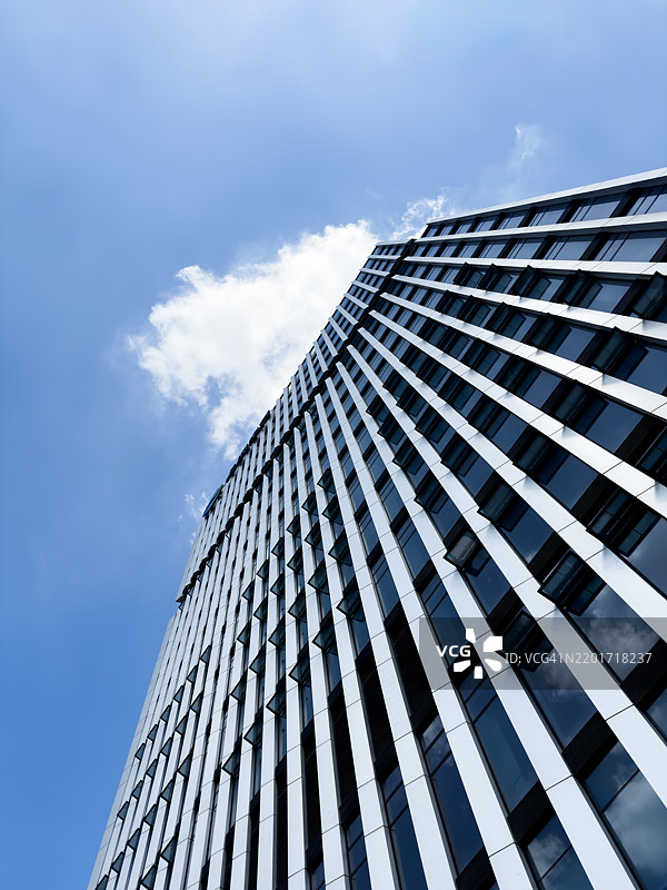 仰望城市中的现代摩天大楼。图片素材