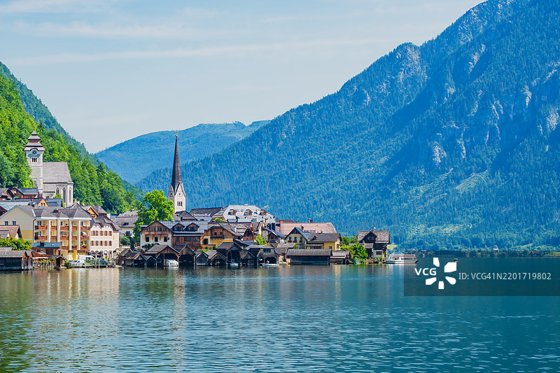 奥地利哈尔施塔特村，背景是山脉图片素材