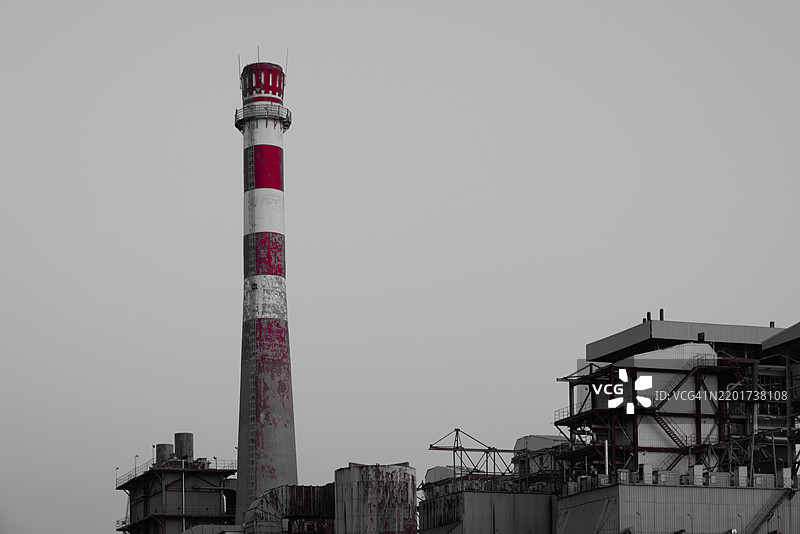 低角度视图的通信塔与天空，青岛，山东，中国图片素材