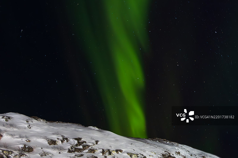 夜空中极光的低角度视图图片素材