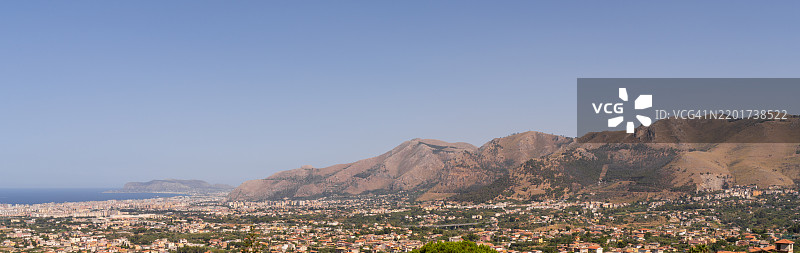 从蒙雷阿莱镇俯瞰巴勒莫市和山脉的全景图片素材
