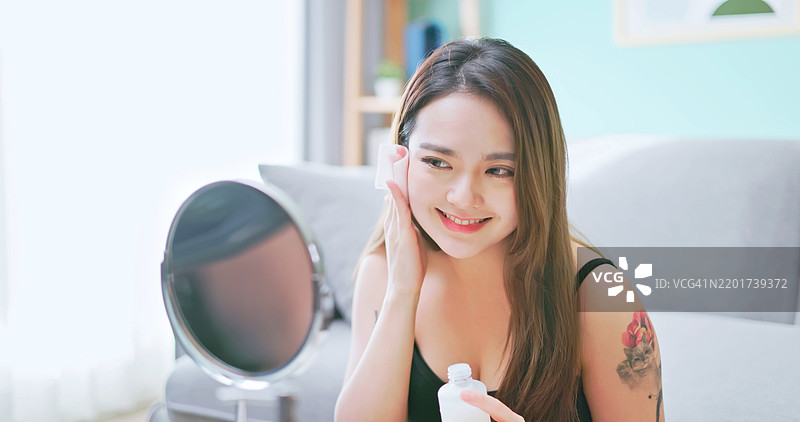 女人在棉花上滴化妆水图片素材