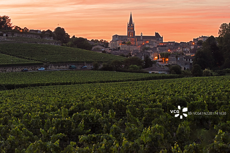 日落时分，农业田野与天空的美丽景色图片素材