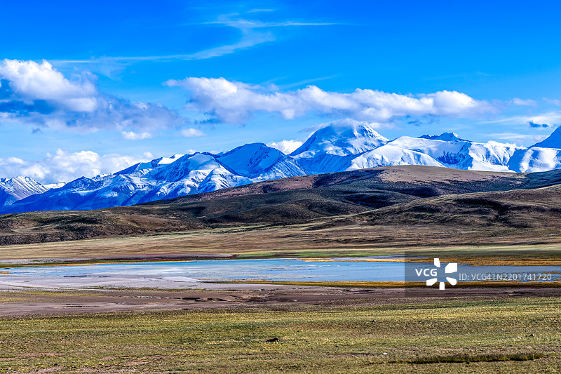 雪山在蓝天映衬下的美丽景色图片素材