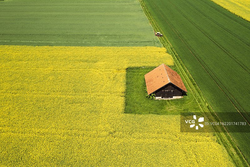 春天田野中的谷仓图片素材