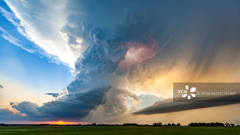 堪萨斯州美国天空下闪电照耀田野的全景图图片素材