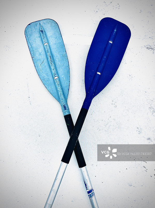 高角度视图的桨放在桌子上，特恩克，新泽西州，美国图片素材