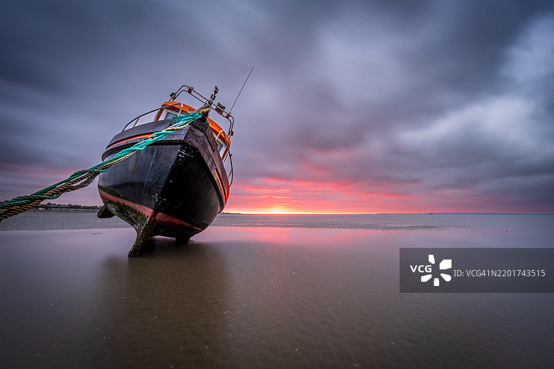 日落时分海面与天空的美丽景色图片素材