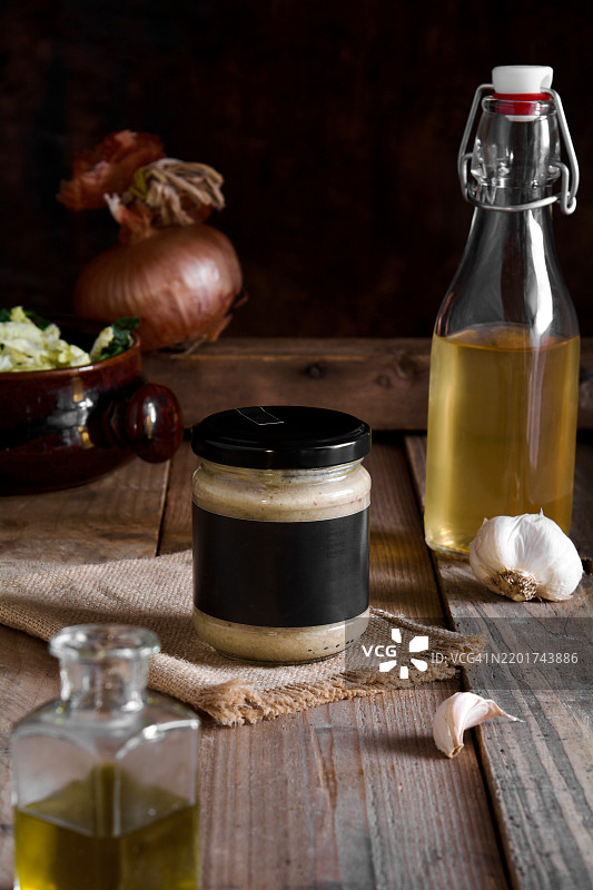 醋、蒜、洋葱和橄榄油调制的卷心菜酱图片素材