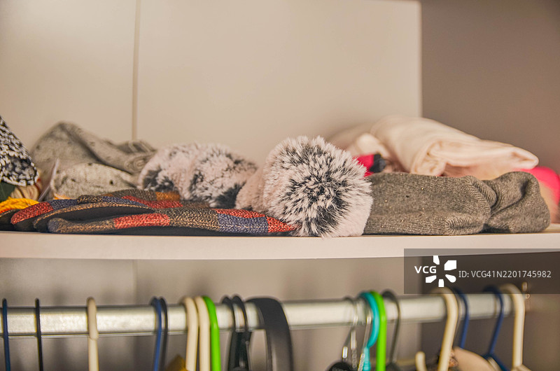 衣架上的衣物特写图片素材