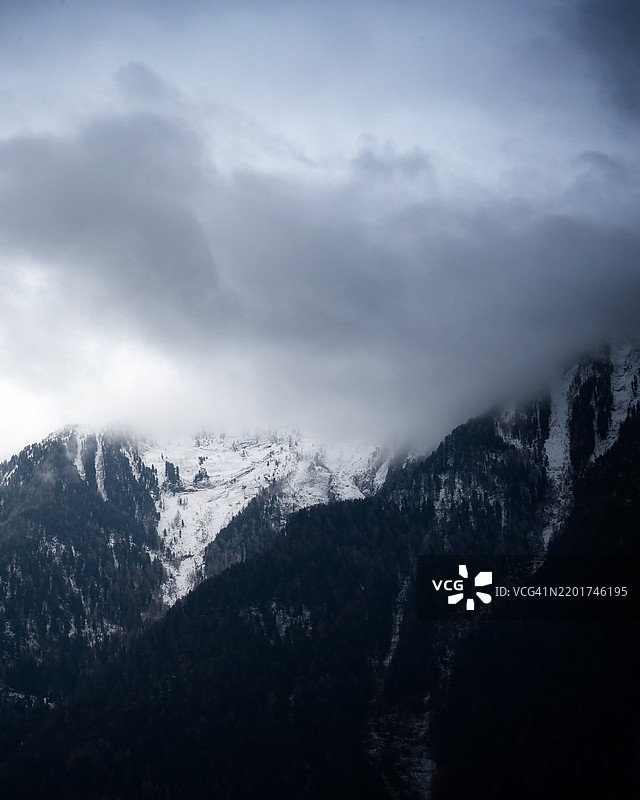 雪山与天空的美丽景色图片素材