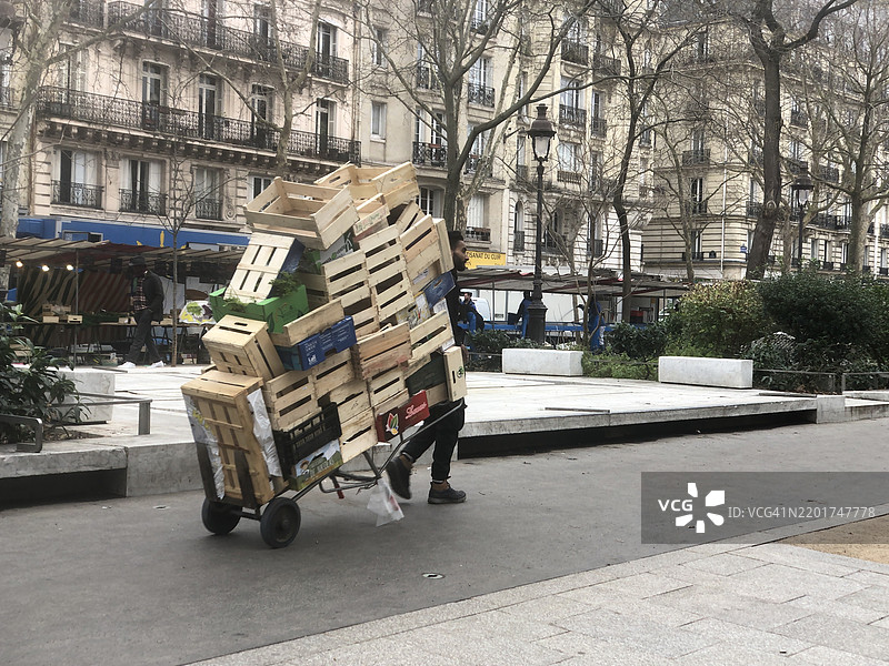 搬运空纸箱图片素材