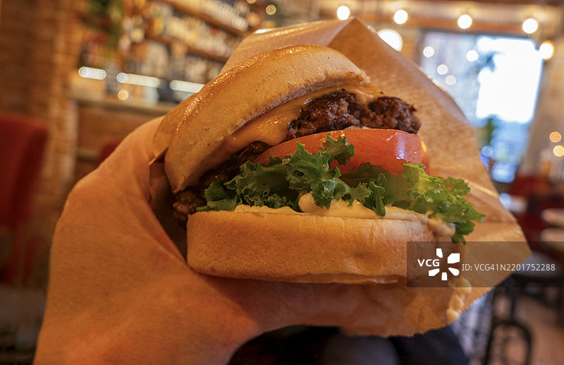 手握汉堡包图片素材