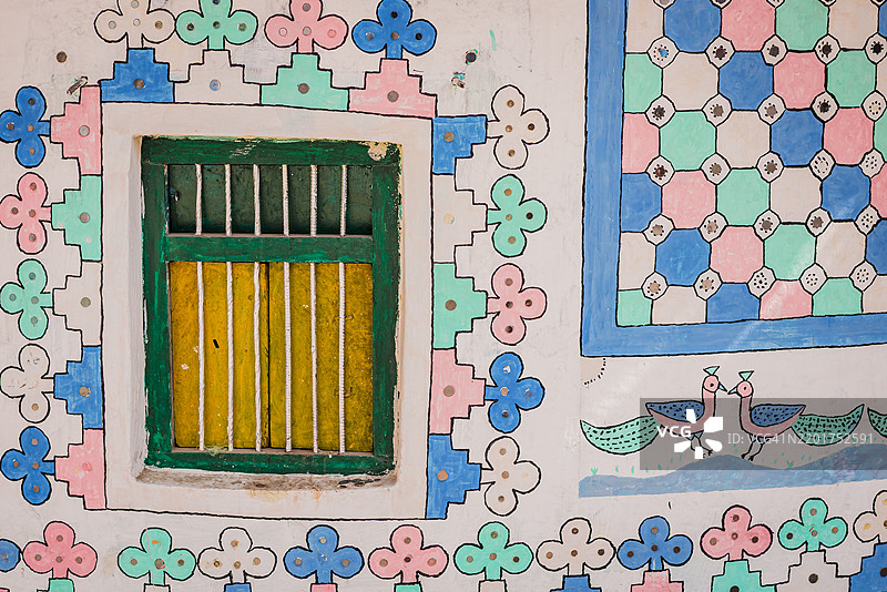 库奇的彩绘窗户与鸟类图片素材