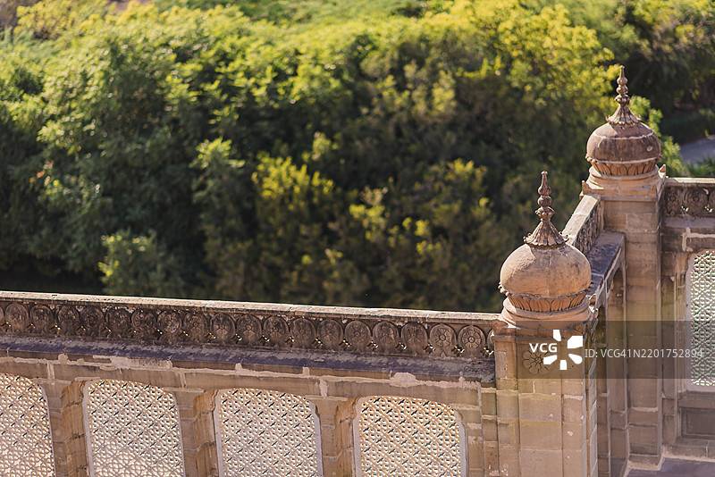 维贾伊·维拉斯宫的栏杆与树木，曼德维图片素材