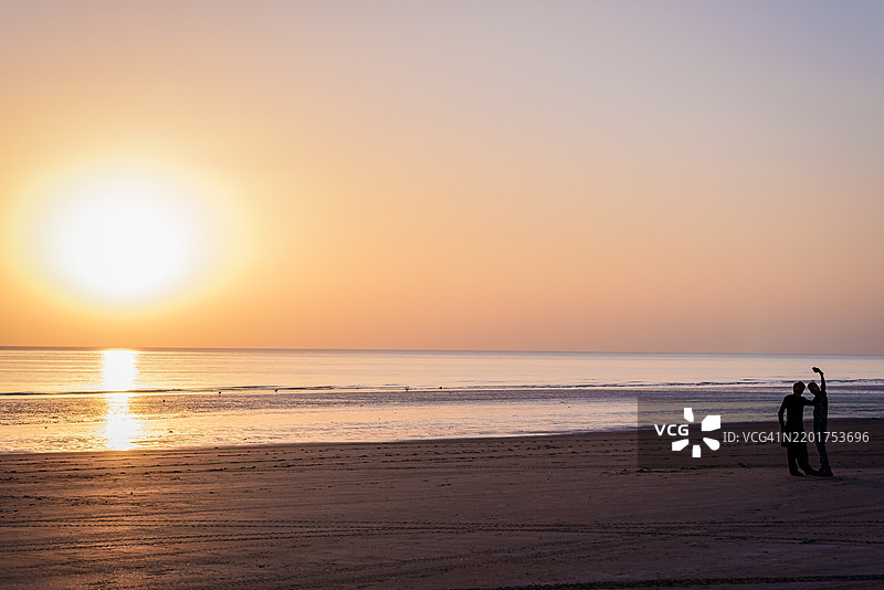 日落剪影，曼德维海滩图片素材