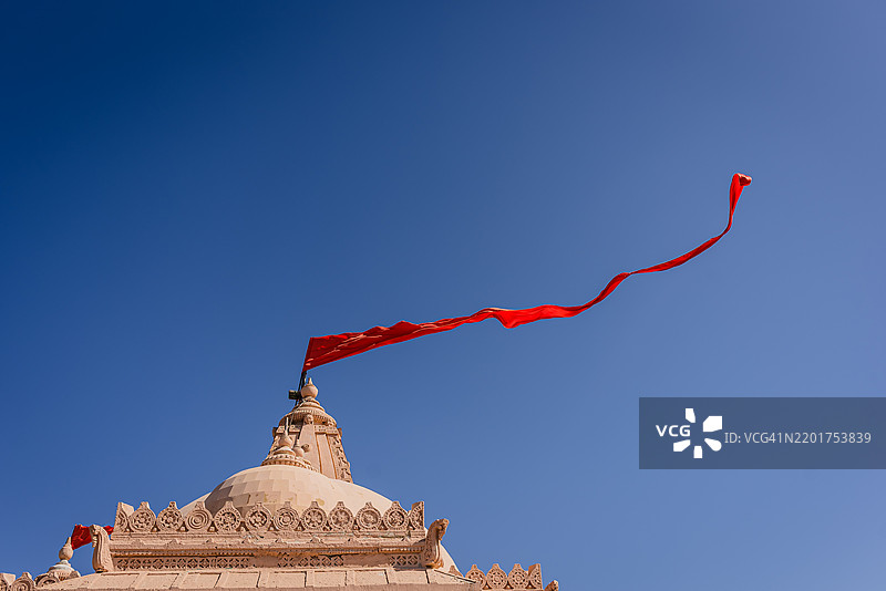 库奇，古吉拉特邦的科特什瓦尔寺庙尖塔与旗帜图片素材