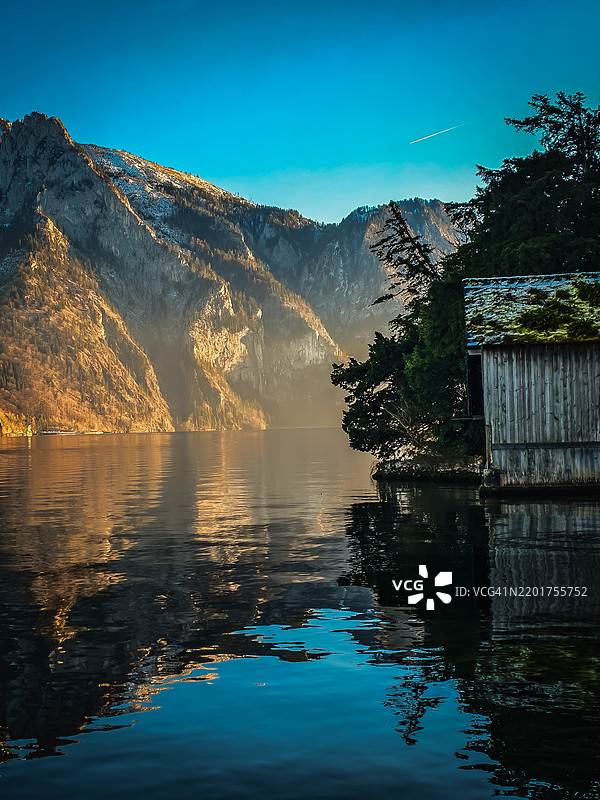 湖泊和山脉在蓝天映衬下的美丽景色图片素材