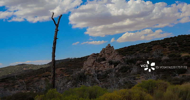 低角度视图的岩石山脉与天空，位于加利福尼亚州大熊湖，美国图片素材