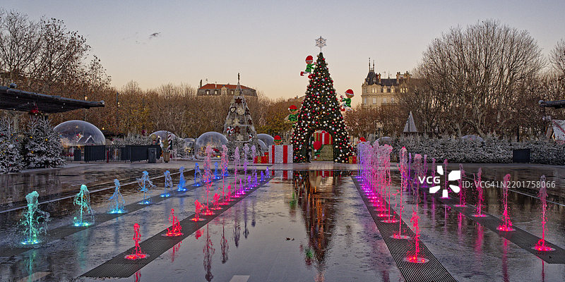 贝济耶圣诞庆祝活动中的五彩水柱图片素材