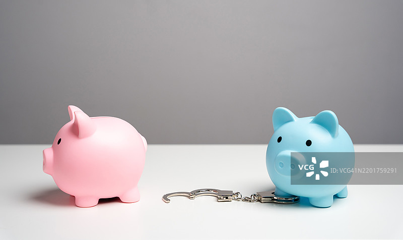 一个代表女性伴侣的储蓄罐离开了男性伴侣，并与他断绝了经济关系，分开预算，追求经济独立，分手，离婚，以及经济自由。图片素材