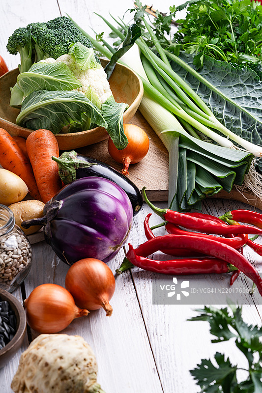 农贸市场的新鲜蔬菜、水果和坚果图片素材