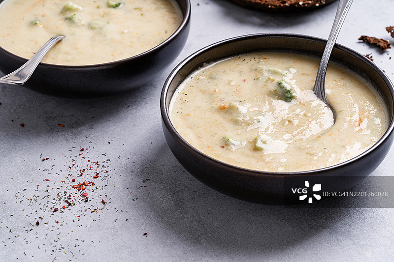 碗里的西兰花奶酪汤图片素材