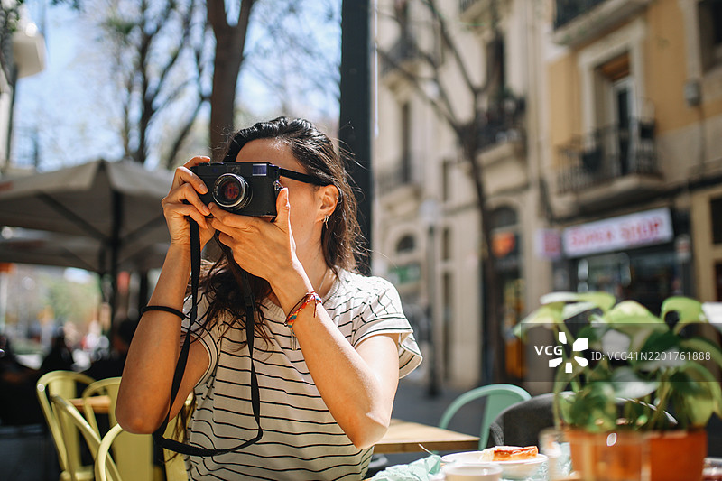 在巴塞罗那街头的女性电影摄影师图片素材