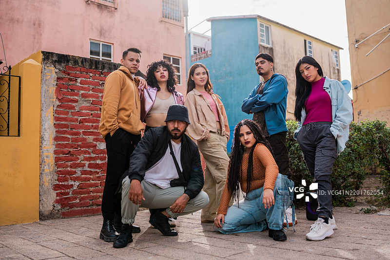 年轻朋友们在户外的肖像图片素材